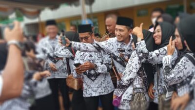 Peringatan Hari Guru Nasional Lampung Utara, Guru Berebut Selfie dengan Wakil Bupati Ardian Saputra