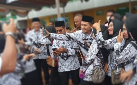 Peringatan Hari Guru Nasional Lampung Utara, Guru Berebut Selfie dengan Wakil Bupati Ardian Saputra