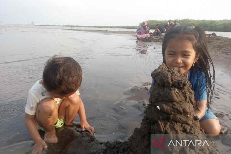 Wajah Baru Pantai Kejawanan Cirebon yang Kian Menawan