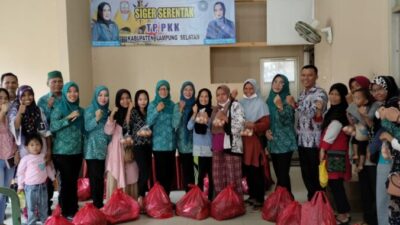 Sambut Hari Ibu Ke-94, TP PKK Kabupaten Lampung Selatan Bagikan Sembako kepada Masyarakat