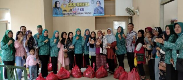 Sambut Hari Ibu Ke-94, TP PKK Kabupaten Lampung Selatan Bagikan Sembako kepada Masyarakat