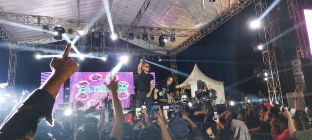 Disambut Riuh Ribuan Penggemar, Jamrud Hadir di Lampung Selatan Fest 2022