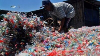 Mengolah Sampah Plastik Jadi BBM