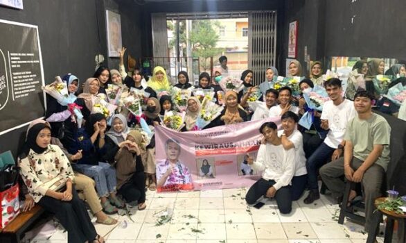 Ganjar Milenial Center Peduli Anak Muda, Ajarkan Cara Membuat Buket
