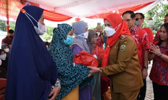 PSMTI Lampung Bagikan Paket Sembako untuk Warga Bumi Waras