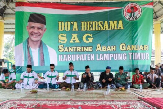 Tingkatkan Kenyamanan Ibadah Jemaah, Santrine Abah Ganjar Berikan Bantuan Karpet Musala untuk 7 Dusun di Lampung