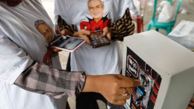 Dorong Peningkatan Ekonomi Melalui Internet, Orang Muda Ganjar Berikan Wifi Box Koin ke Pedagang Pasar di Lampung