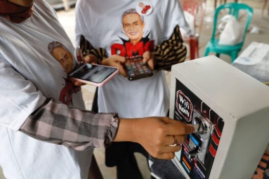 Dorong Peningkatan Ekonomi Melalui Internet, Orang Muda Ganjar Berikan Wifi Box Koin ke Pedagang Pasar di Lampung