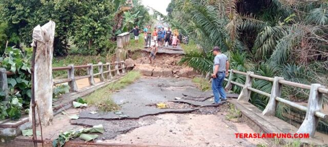 Diterjang Banjir, Jembatan Way Petanggis-Lampung Utara Ambrol