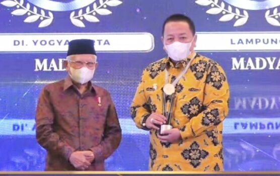 Gubernur Lampung Terima Penghargaan Peringkat Madya Kemitraan Tingkat Daerah dari KPPU
