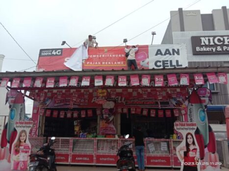 Tak Bayar Pajak, 15 Reklame dan Lima Kedai Bakso di Bandarlampung Disegel