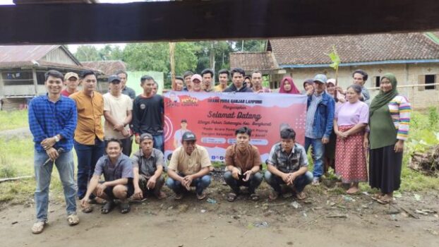 Orang Muda Ganjar Bagikan Bibit Alpukat dan Pisang untuk Warga Pesisir Barat