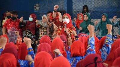 Walikota Eva Dwiana Serahkan Insentif bagi Kader Posyandu, KB, dan Poskeskel