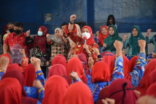 Walikota Eva Dwiana Serahkan Insentif bagi Kader Posyandu, KB, dan Poskeskel