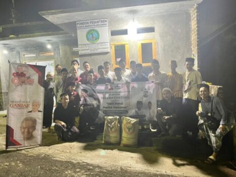 Orang Muda Ganjar Bawa Material Bangunan Untuk Ponpes di Bandar Lampung