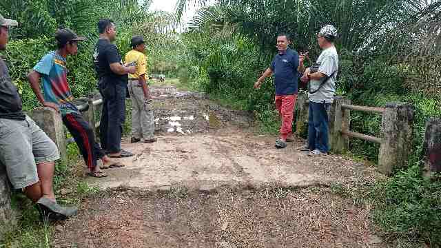 Reses, Ali Imron Tinjau Jalan Rusak di Desa Braja Gemilang – Braja Mulya