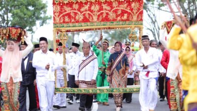 Rektor Unila Sambangi Lokasi KKN di Pesisir Barat