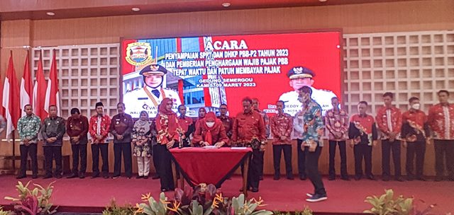 Walikota Bandarlampung Serahkan 268.168 SPPT PBB