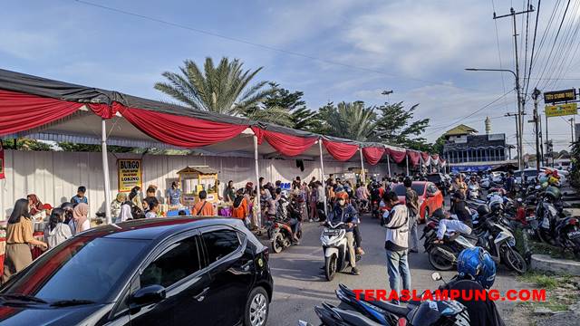 Hari Pertama Ramadan, Bazar Takjil di Enggal Bandarlampung Ramai Pengunjung
