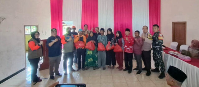 Bupati Nanang Ermanto Salurkan Bantuan untuk Korban Puting Beliung di Ketapang