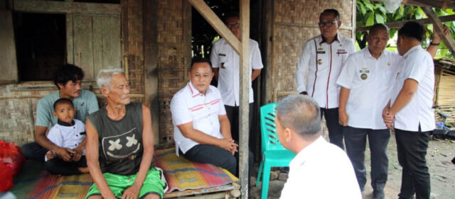 Bupati Lampung Selatan Kembali Bedah Rumah Warga Desa Hara Banjar Manis Kalianda