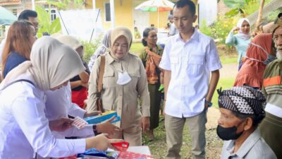 Elly Wahyuni Gelar Pengobatan Gratis di Pesawaran