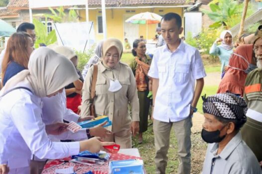 Elly Wahyuni Gelar Pengobatan Gratis di Pesawaran