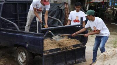 Prihatin Melihat Para Pelajar Ulu Belu Sulit Berangkat ke Sekolah, Orang Muda Ganjar Lampung Terjun Langsung Bantu Perbaikan Jalan