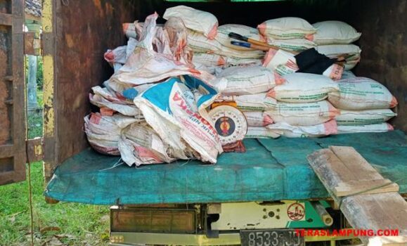 Penggerebekan Gudang di Lamsel, Polisi Sita 10 Ton Pupuk Oplosan