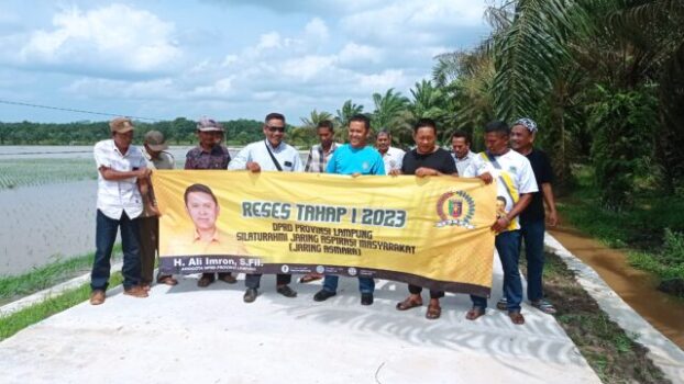 Ali Imron Tinjau Pembangunan Jalan Beton di Telukdalam Lampung Timur