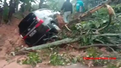 Bencana Longsor Nyaris Renggut Nyawa Pengendara Minibus di Lampung Utara