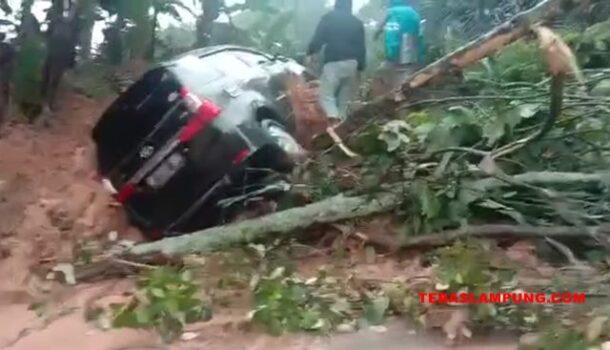 Bencana Longsor Nyaris Renggut Nyawa Pengendara Minibus di Lampung Utara