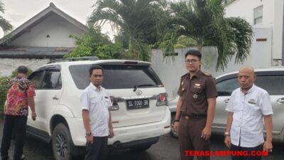 Kejari Lampung Utara Kembalikan Empat Mobil Dinas ke Pemkab