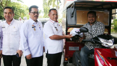 Bupati Lampung Selatan Serahkan Bantuan Kendaraan Roda Tiga kepada Penyandang Disabilitas