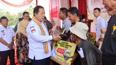 Gubernur Arinal Djunaidi Salurkan Bantuan Pangan di Kabupaten Pringsewu