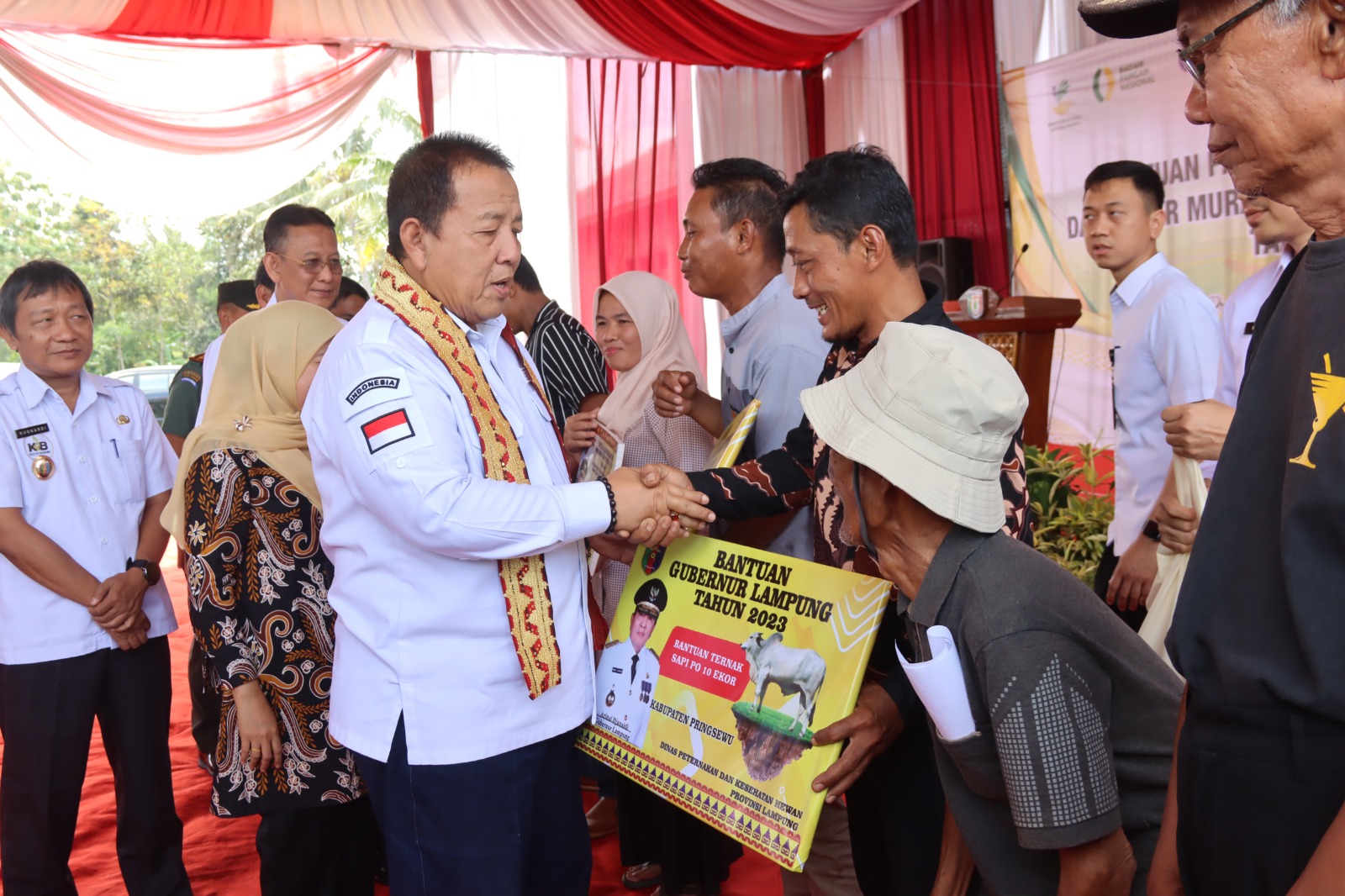 Gubernur Arinal Djunaidi Salurkan Bantuan Pangan di Kabupaten Pringsewu