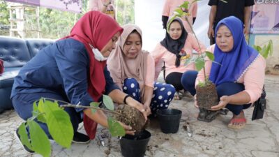 Bantu Perekonomian Warga, Mak Ganjar Lampung Bagikan 100 Bibit Kakao