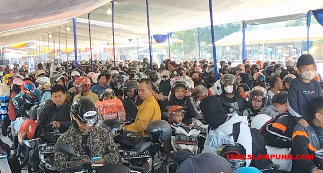 Pemudik Sepeda Motor Padati Pelabuhan Bakauheni H+3 Lebaran