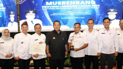 Pemkab Lampung Selatan Raih Penghargaan PPD Saburai Sebagai Kabupaten Terbaik Kategori Perencanaan Pembangunan Ekonomi Inklusif dan Berkelanjutan Tahun 2023