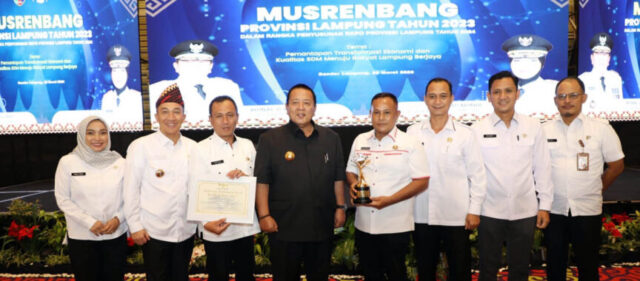 Pemkab Lampung Selatan Raih Penghargaan PPD Saburai Sebagai Kabupaten Terbaik Kategori Perencanaan Pembangunan Ekonomi Inklusif dan Berkelanjutan Tahun 2023