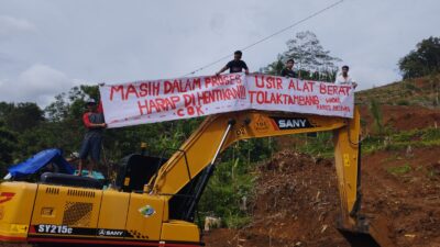 Puluhan Warga Usir Alat Berat dari Desa Wadas
