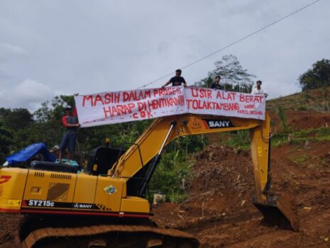 Puluhan Warga Usir Alat Berat dari Desa Wadas