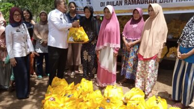 Gubernur Lampung Salurkan Bansos 100 Paket Sembako kepada Masyarakat Negeri Olok Gading