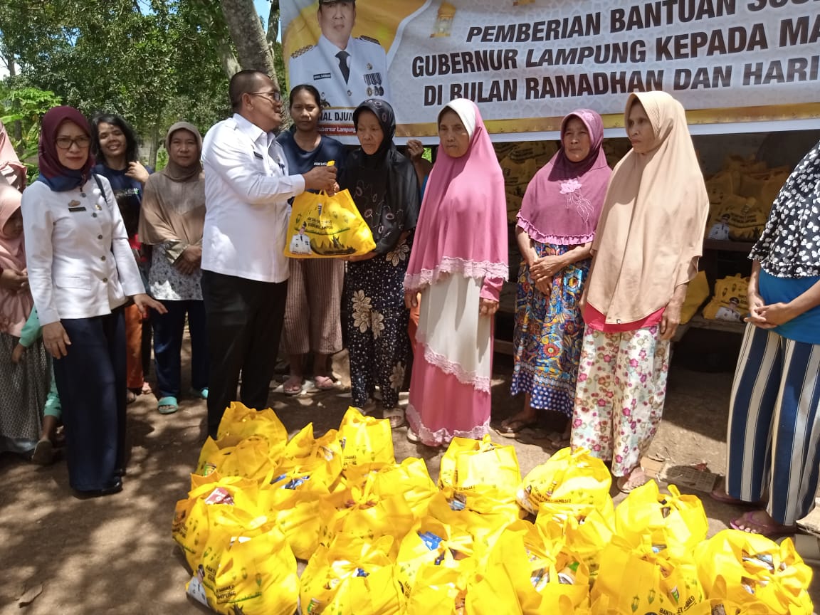 Gubernur Lampung Salurkan Bansos 100 Paket Sembako kepada Masyarakat Negeri Olok Gading