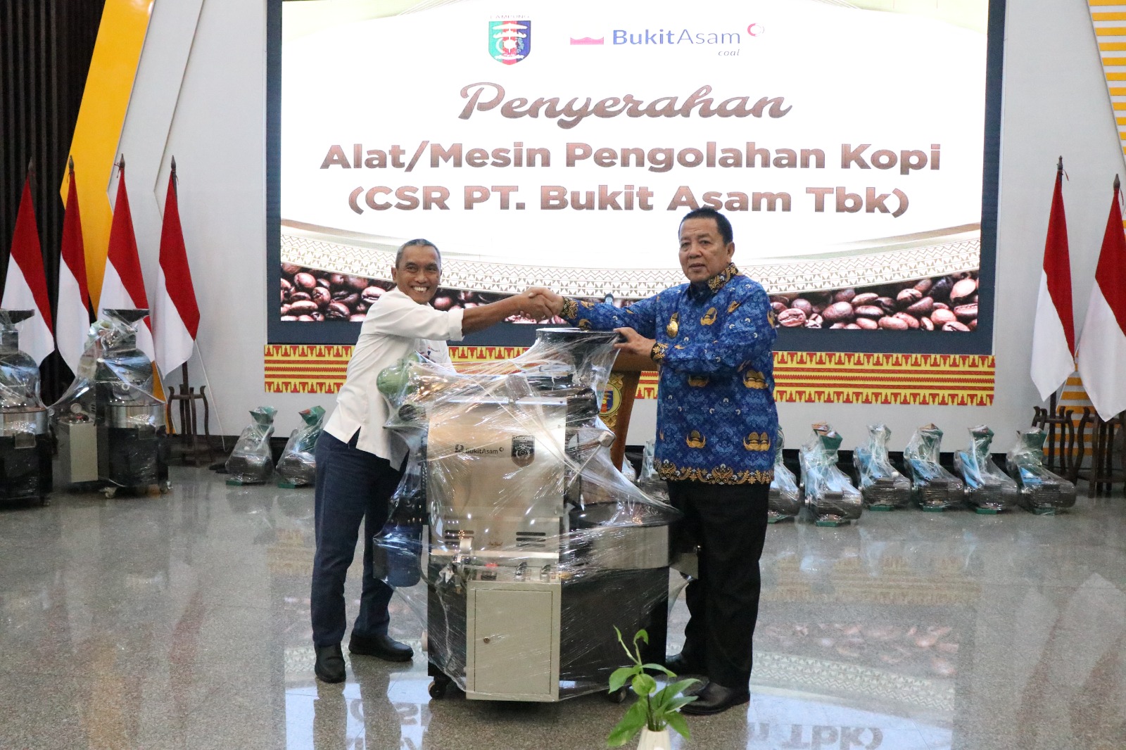 Pemprov Lampung Terima Bantuan Mesin Pengolahan Kopi dari PT Bukit Asam