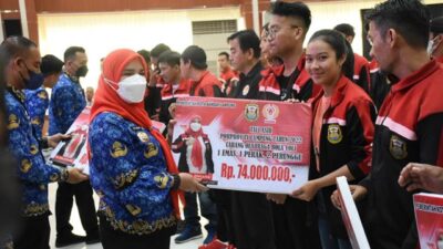 Walikota Eva Dwiana Serahkan Bonus bagi Atlet dan Pelatih Porprov Lampung