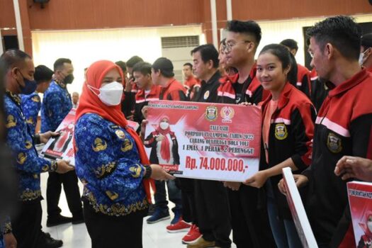 Walikota Eva Dwiana Serahkan Bonus bagi Atlet dan Pelatih Porprov Lampung