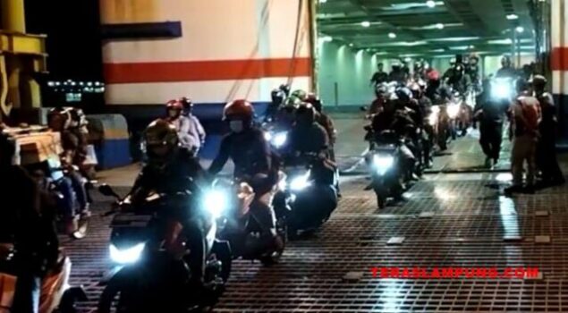 H-4 Lebaran, Pemudik Sepeda Motor Padati Pelabuhan Bakauheni