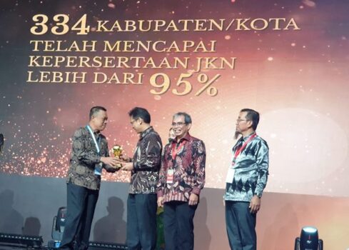 Pemkab Lampura Terima Penghargaan UHC Program JKN