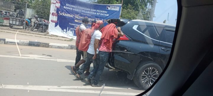 Aksi Porter di Pelabuhan Batu Ampar Bikin Resah Penumpang